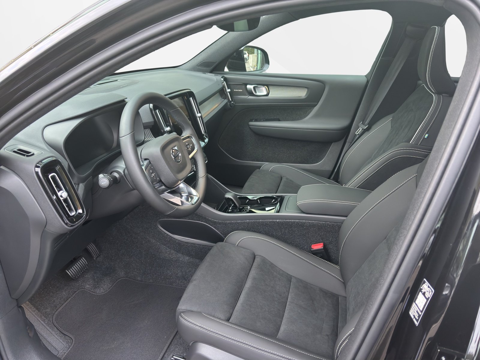 VOLVO EX40 Twin Black Edition AWD, Electric, Ex-demonstrator, Automatic - 4