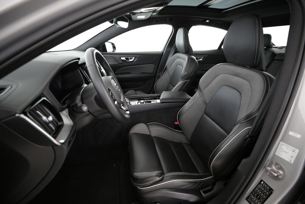 VOLVO S60 2.0 B5 MH Ultimate Dark AWD, Hybride Léger Essence/Électricité, Occasion / Utilisé, Automatique - 4