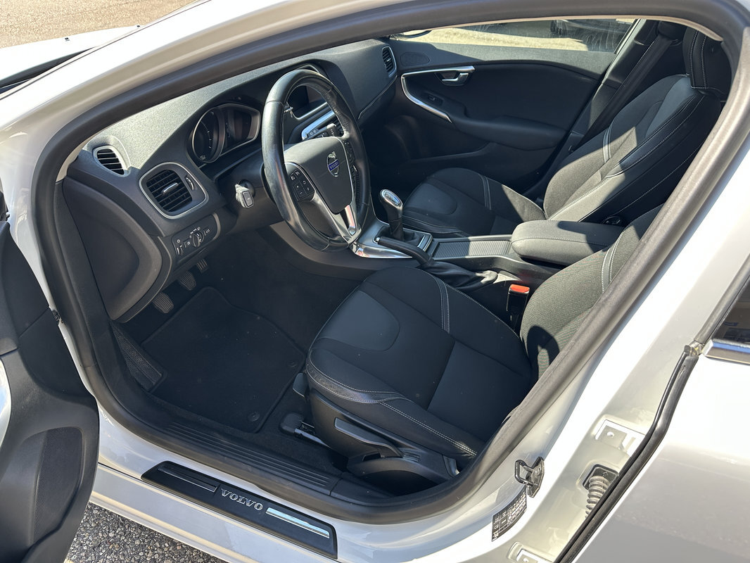 VOLVO V40 1.6 D2 Momentum Heico S/S, Diesel, Occasion / Gebraucht, Handschaltung - 2