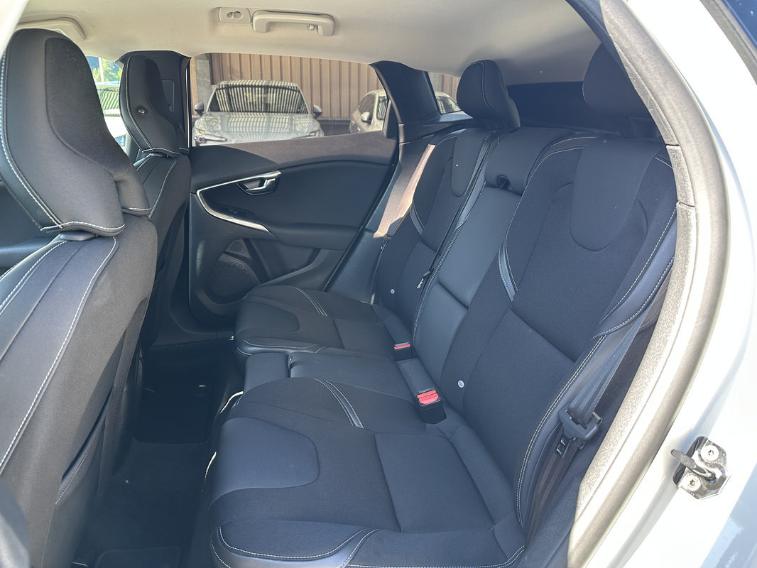 VOLVO V40 1.6 D2 Momentum Heico S/S, Diesel, Occasion / Gebraucht, Handschaltung - 4