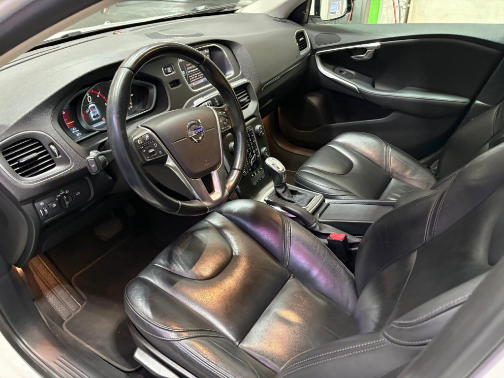 VOLVO V40 2.0 D4 Summum S/S, Diesel, Occasion / Utilisé, Automatique - 4