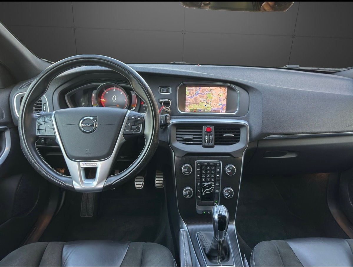 VOLVO V40 D2 Momentum R-Design, Diesel, Occasion / Utilisé, Manuelle - 6
