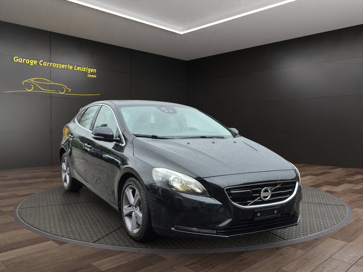 VOLVO V40 D3 Momentum R-Design Geartronic