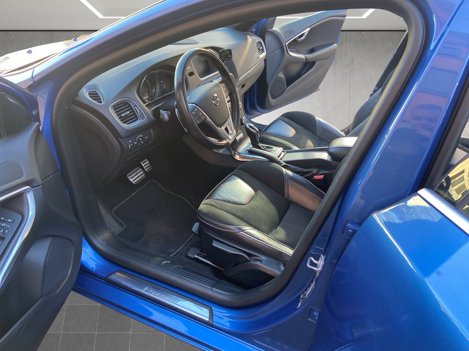 VOLVO V40 T5 Momentum R-Design Geartronic, Petrol, Second hand / Used, Automatic - 7