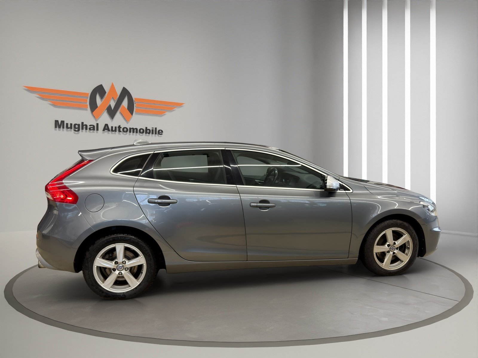 VOLVO V40 T4 Momentum Powershift R-Design, Benzin, Occasion / Gebraucht, Automatik - 4