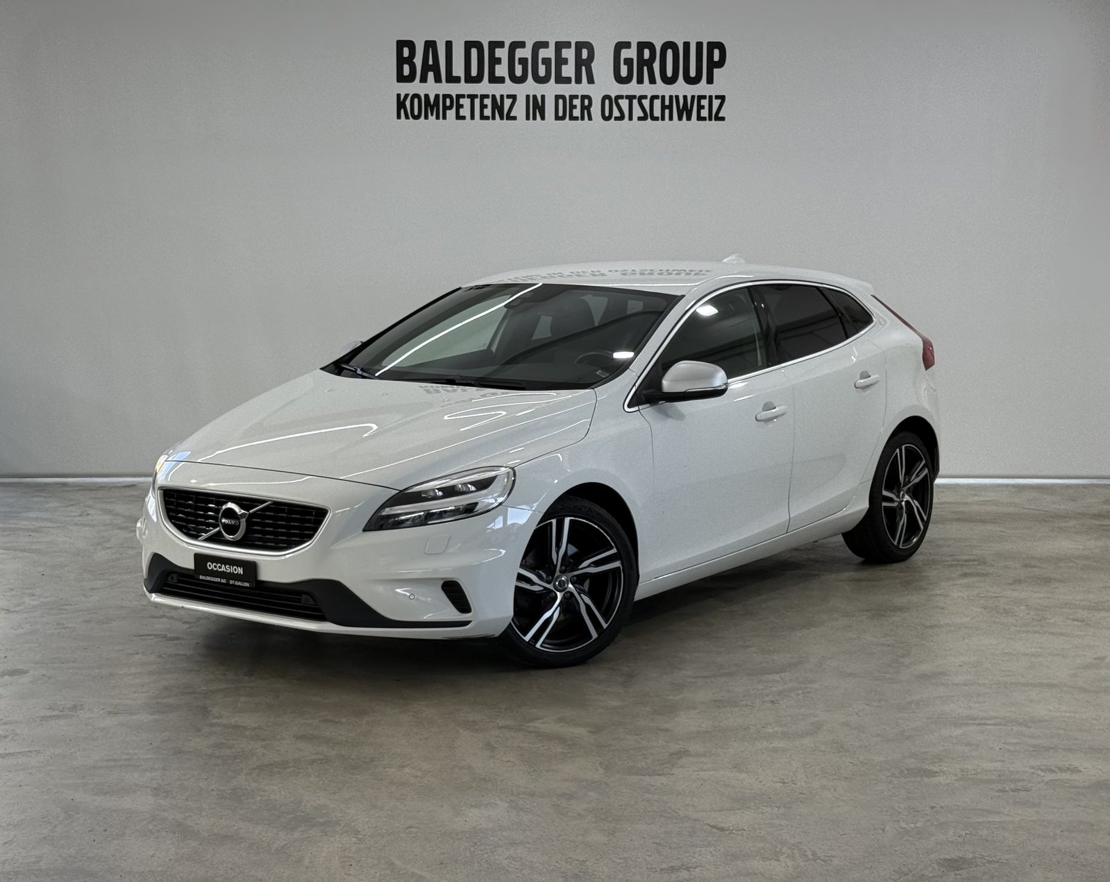 VOLVO V40 T2 Momentum R-Design