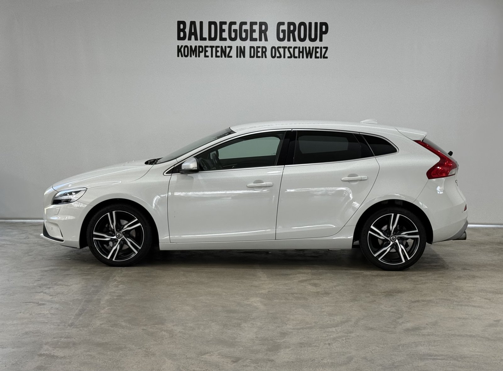VOLVO V40 T2 Momentum R-Design, Benzin, Occasion / Gebraucht, Handschaltung - 2