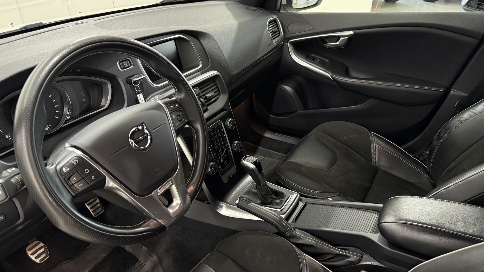 VOLVO V40 T2 Momentum R-Design, Benzin, Occasion / Gebraucht, Handschaltung - 4