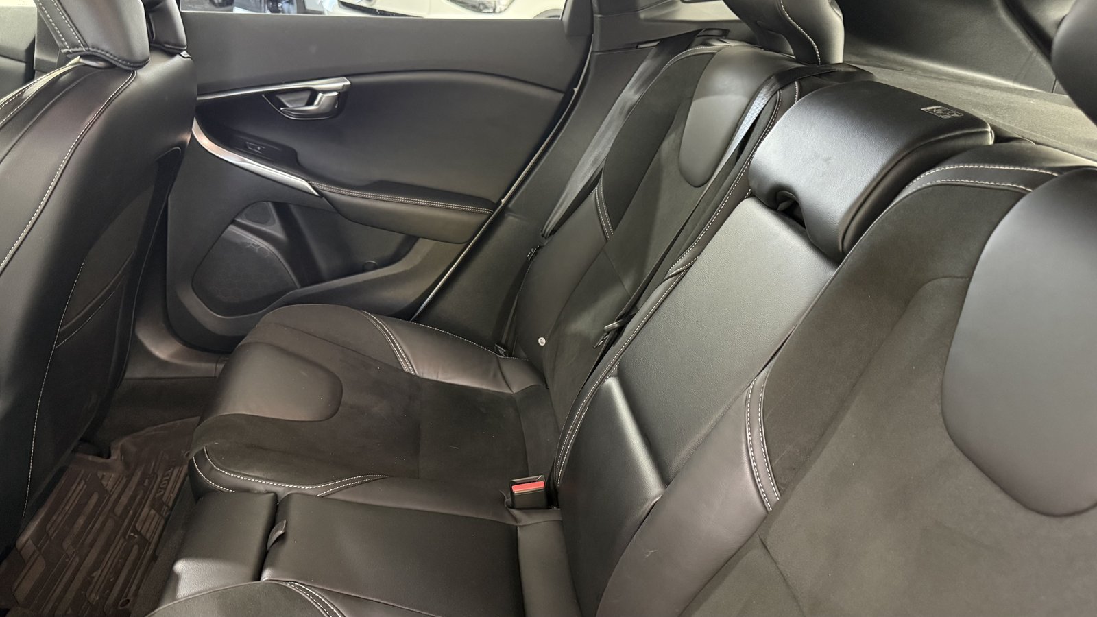 VOLVO V40 T2 Momentum R-Design, Benzin, Occasion / Gebraucht, Handschaltung - 6