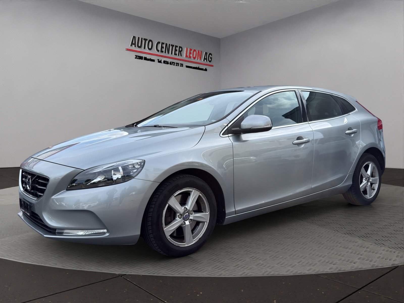 VOLVO V40 D3 Momentum Geartronic, Diesel, Second hand / Used, Automatic - 2