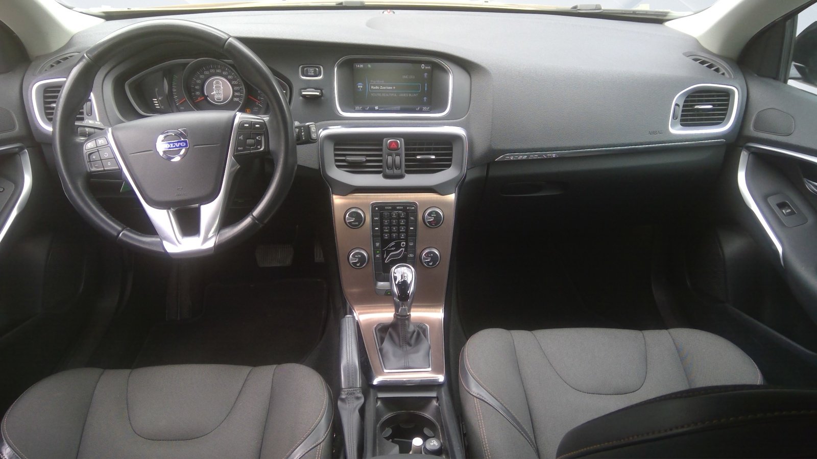 VOLVO V40 Cross Country T4 2.0 AWD Momentum Geartronic, Petrol, Second hand / Used, Automatic - 4