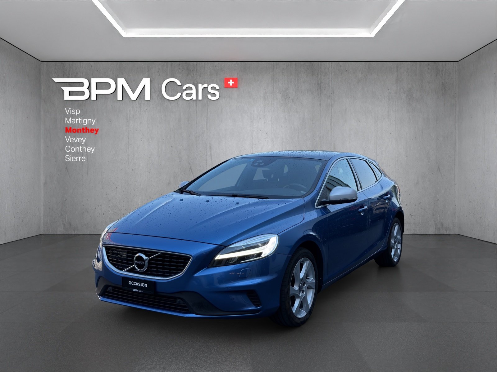 VOLVO V40 T3 Momentum R-Design
