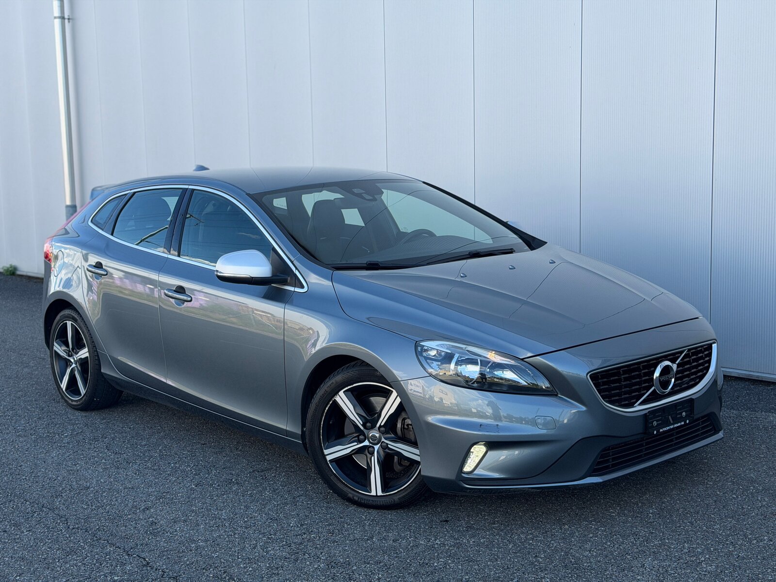 VOLVO V40 D4 Momentum R-Design Geartronic