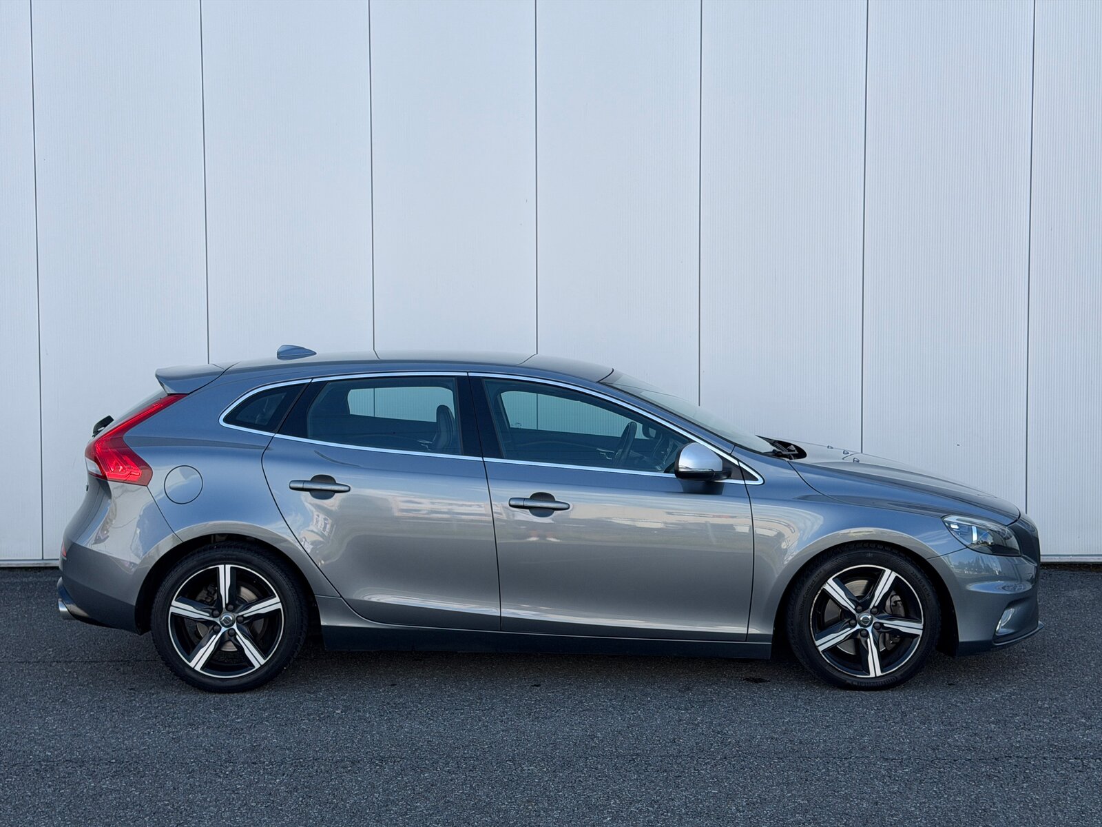 VOLVO V40 D4 Momentum R-Design Geartronic, Diesel, Second hand / Used, Automatic - 3
