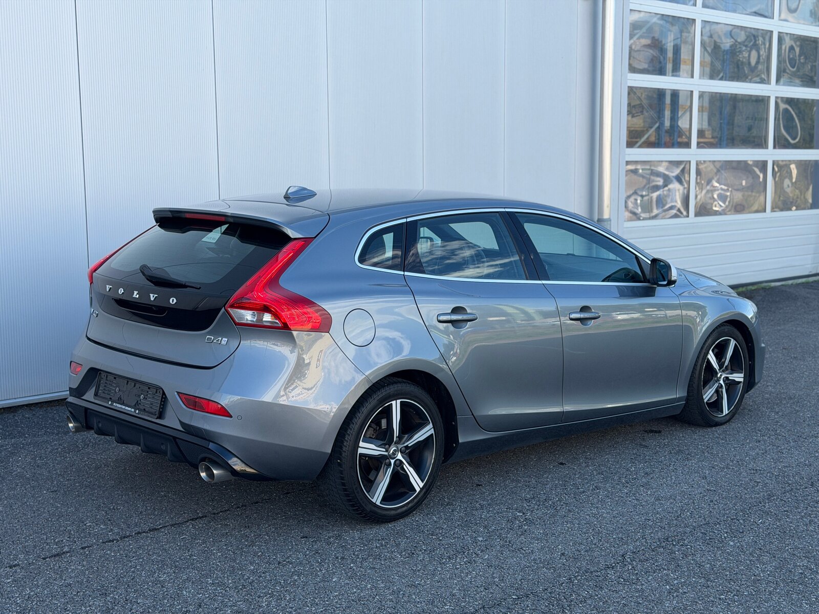 VOLVO V40 D4 Momentum R-Design Geartronic, Diesel, Second hand / Used, Automatic - 4