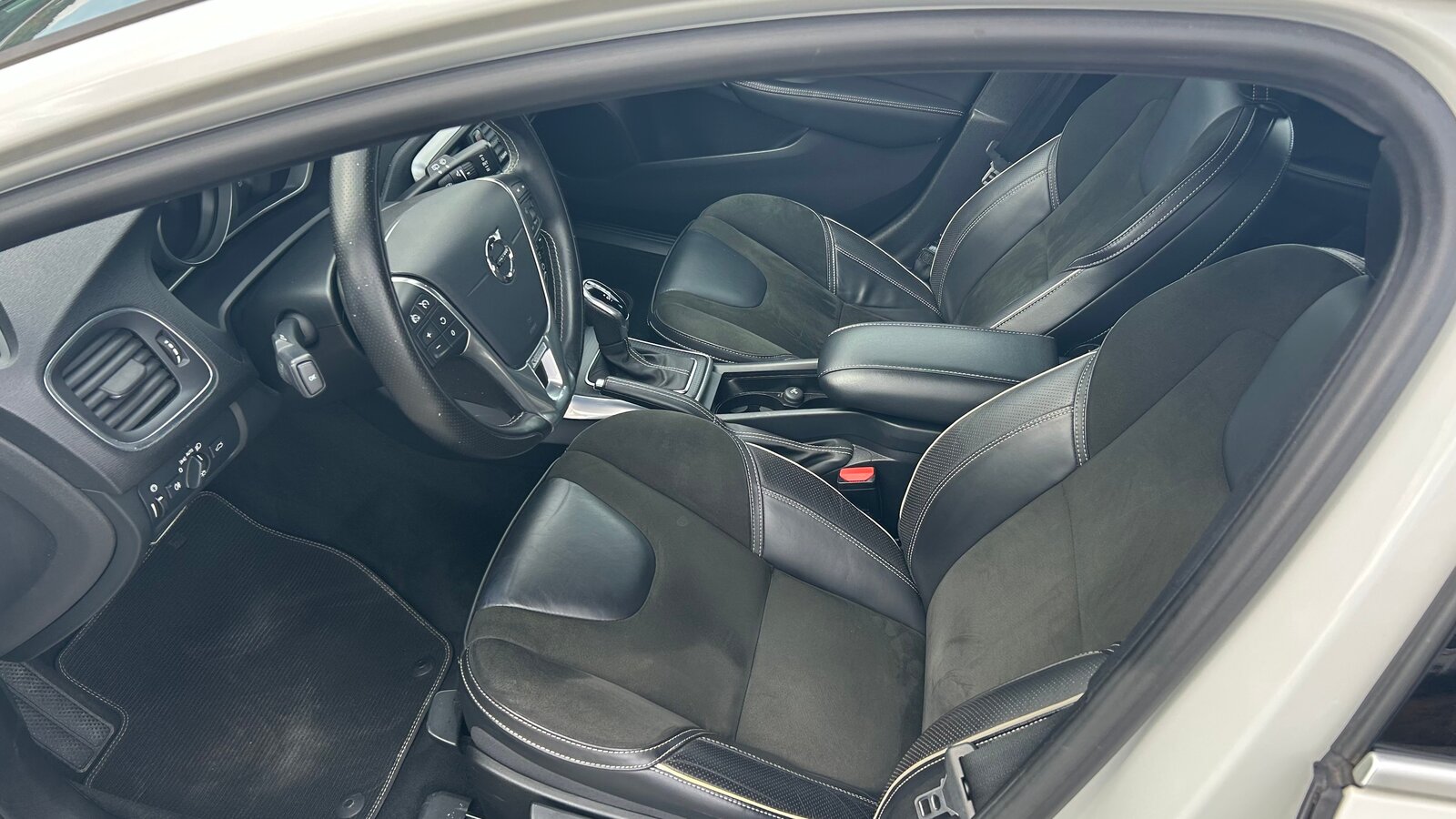 VOLVO V40 D3 Momentum R-Design Geartronic, Diesel, Second hand / Used, Automatic - 2