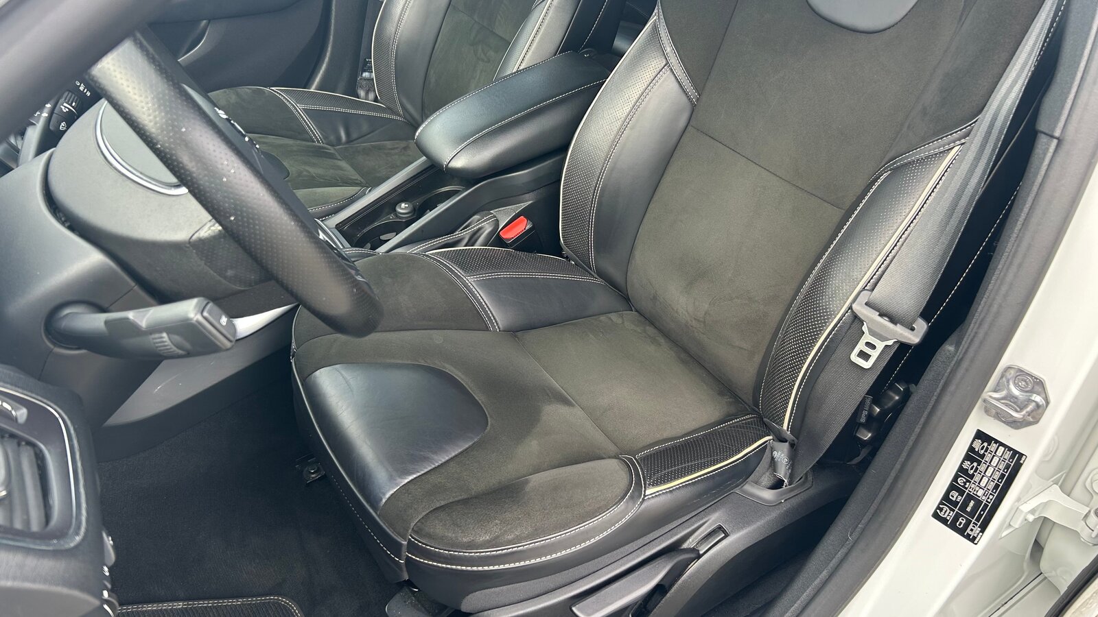 VOLVO V40 D3 Momentum R-Design Geartronic, Diesel, Second hand / Used, Automatic - 4