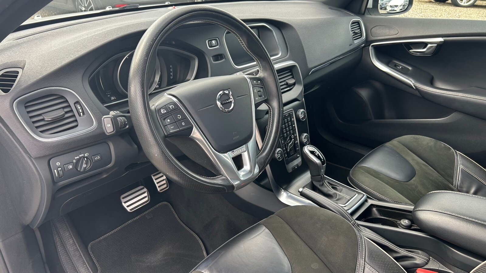 VOLVO V40 D3 Momentum R-Design Geartronic, Diesel, Second hand / Used, Automatic - 5