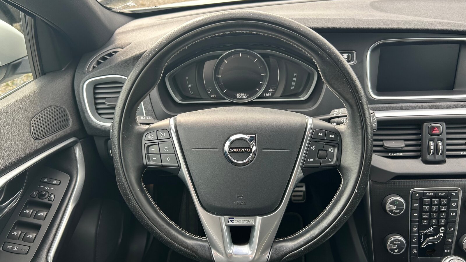 VOLVO V40 D3 Momentum R-Design Geartronic, Diesel, Second hand / Used, Automatic - 6