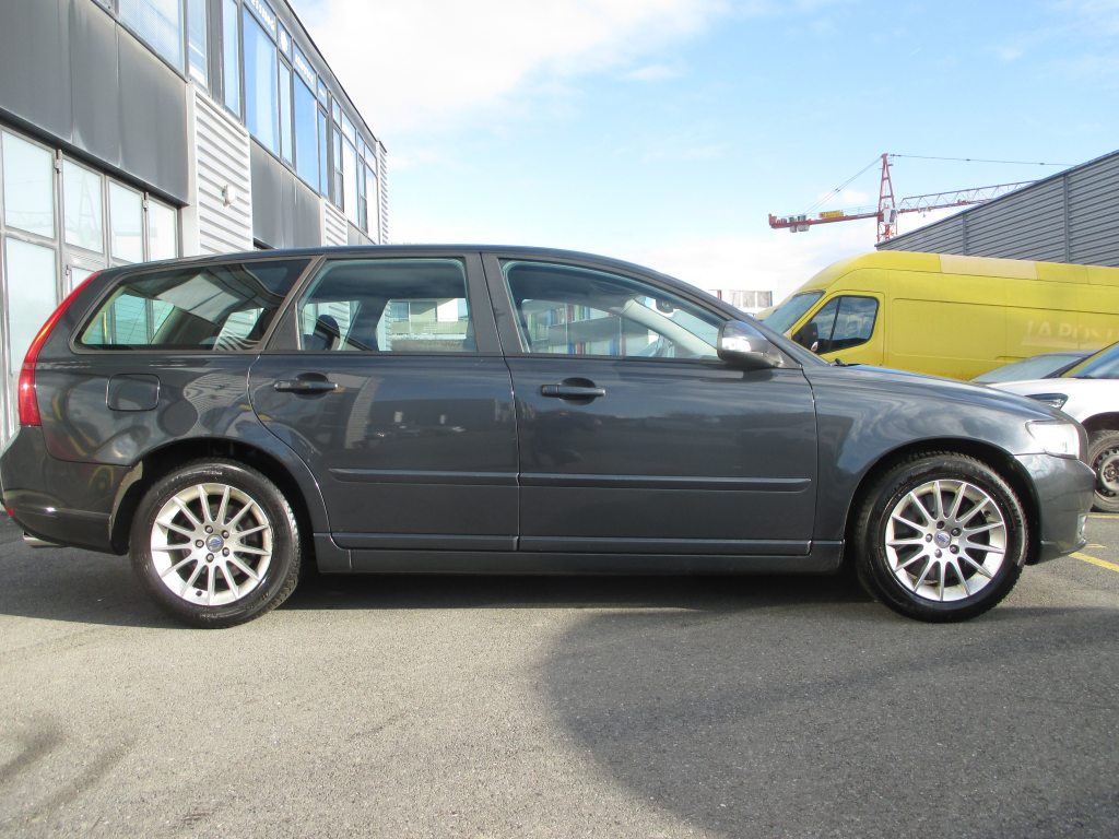 VOLVO V50 2.4 D5 Kinetic, Diesel, Occasion / Gebraucht, Handschaltung - 2