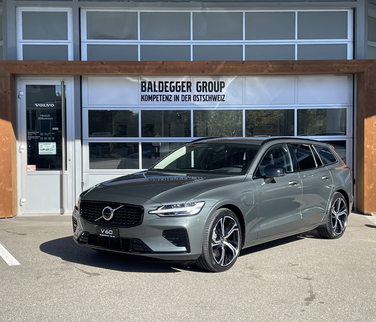 VOLVO V60 2.0 T6 TE Ultra Dark eAWD, Voll-Hybrid Benzin/Elektro, Neuwagen, Automatik - 2