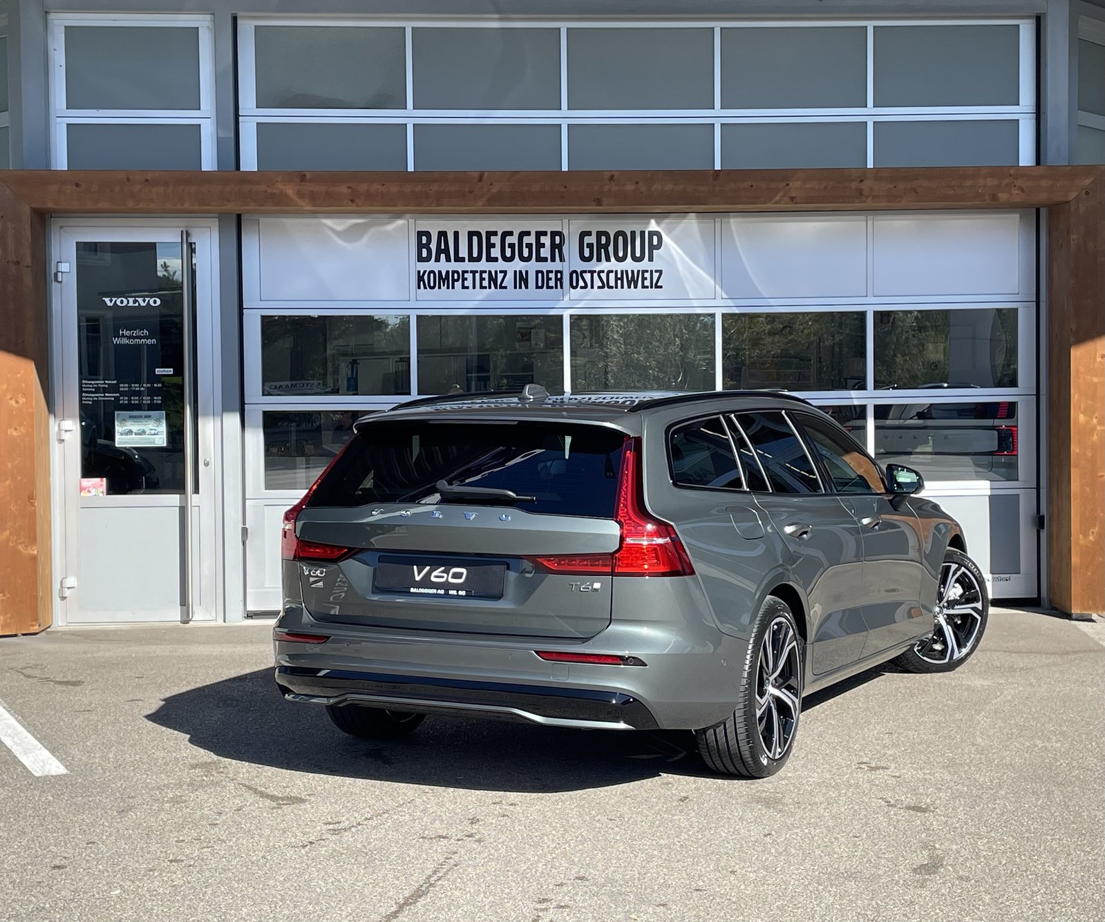 VOLVO V60 2.0 T6 TE Ultra Dark eAWD, Voll-Hybrid Benzin/Elektro, Neuwagen, Automatik - 3