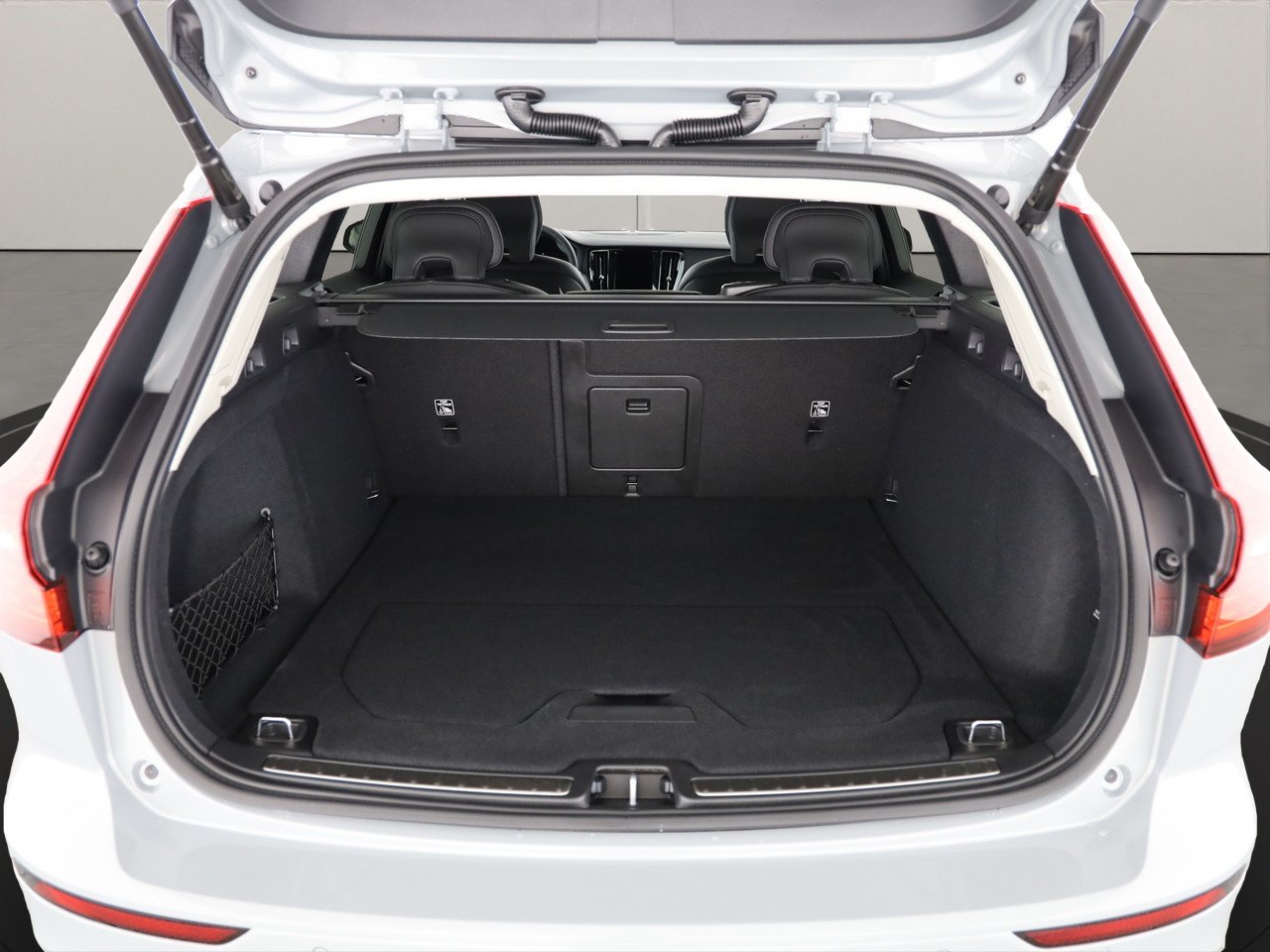 VOLVO V60 2.0 B4 Plus Dark, Mild-Hybrid Petrol/Electric, New car, Automatic - 4