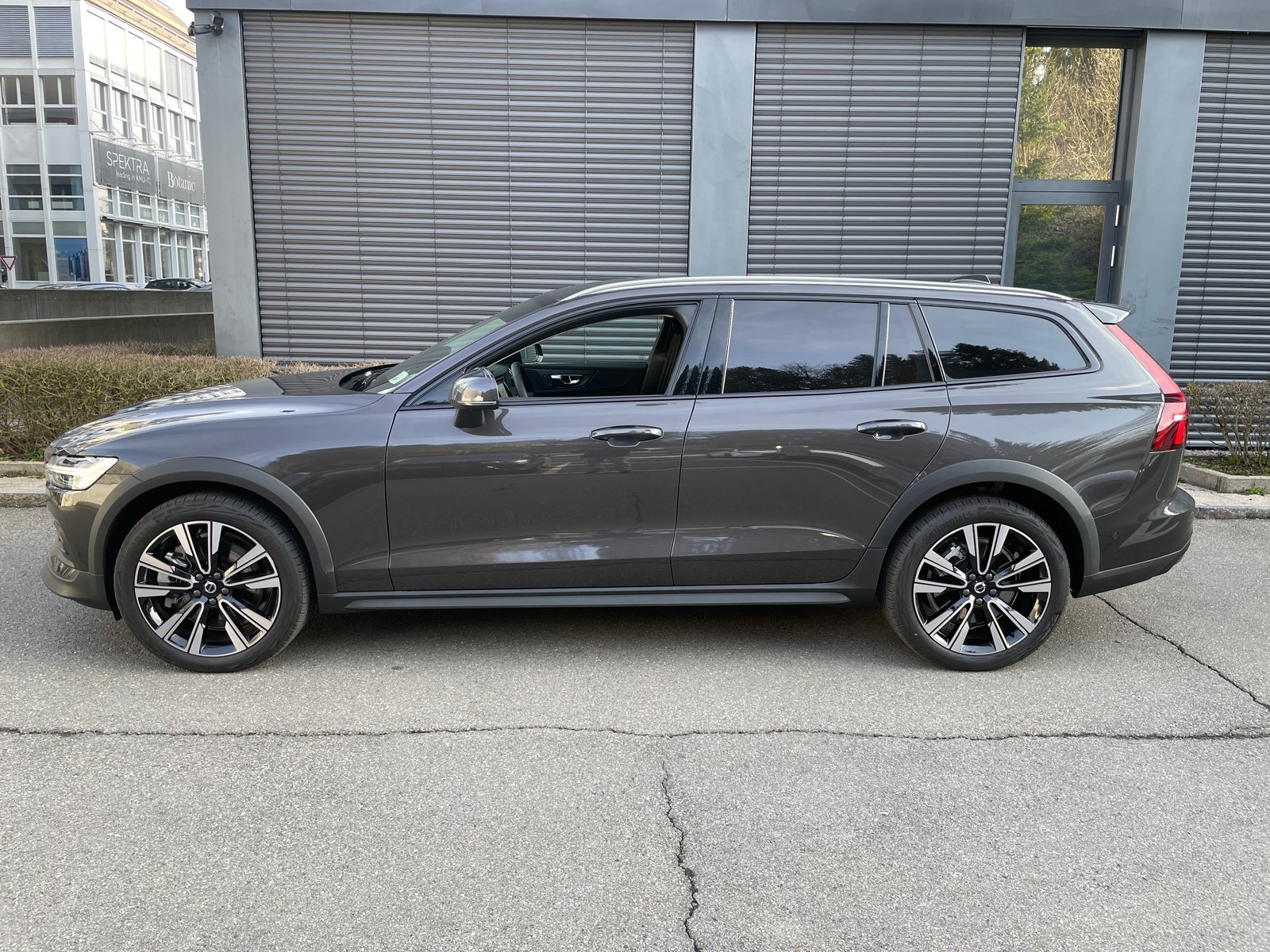 VOLVO V60 Cross Country B5 Mild Hybrid Plus AWD Geartronic, Hybride Leggero Benzina/Elettrica, Auto nuove, Automatico - 2