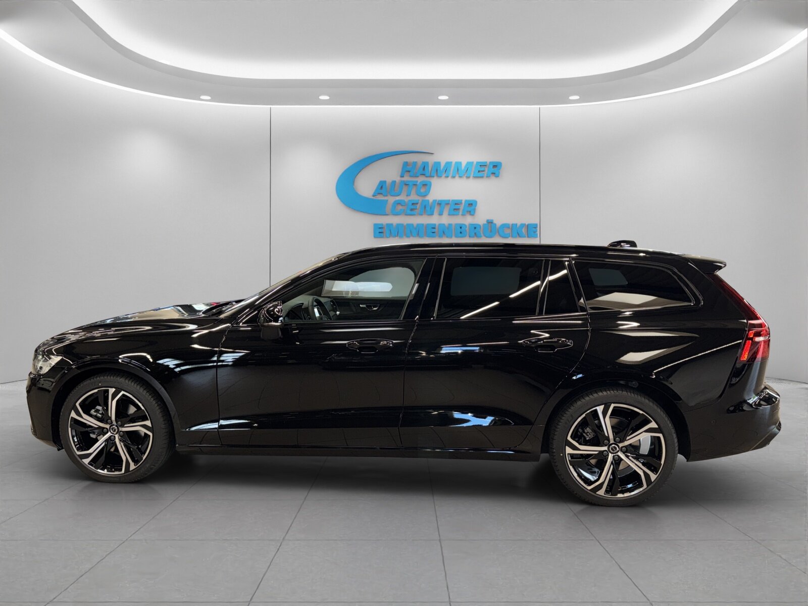VOLVO V60 2.0 B4 Plus Dark, Mild-Hybrid Petrol/Electric, New car, Automatic - 2