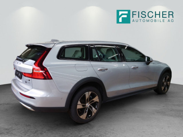 VOLVO V60 CC B4 Plus AWD, Mild-Hybrid Diesel/Elektro, Occasion / Gebraucht, Automatik - 2