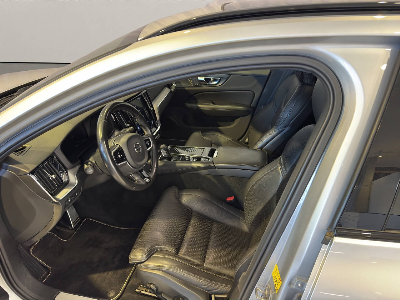 VOLVO V60 2.0 T8 TE R-Design eAWD, Plug-in-Hybrid Petrol/Electric, Second hand / Used, Automatic - 5