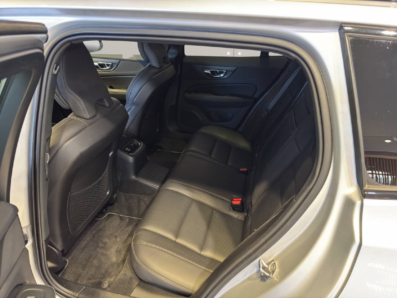 VOLVO V60 2.0 T8 TE R-Design eAWD, Plug-in-Hybrid Petrol/Electric, Second hand / Used, Automatic - 6