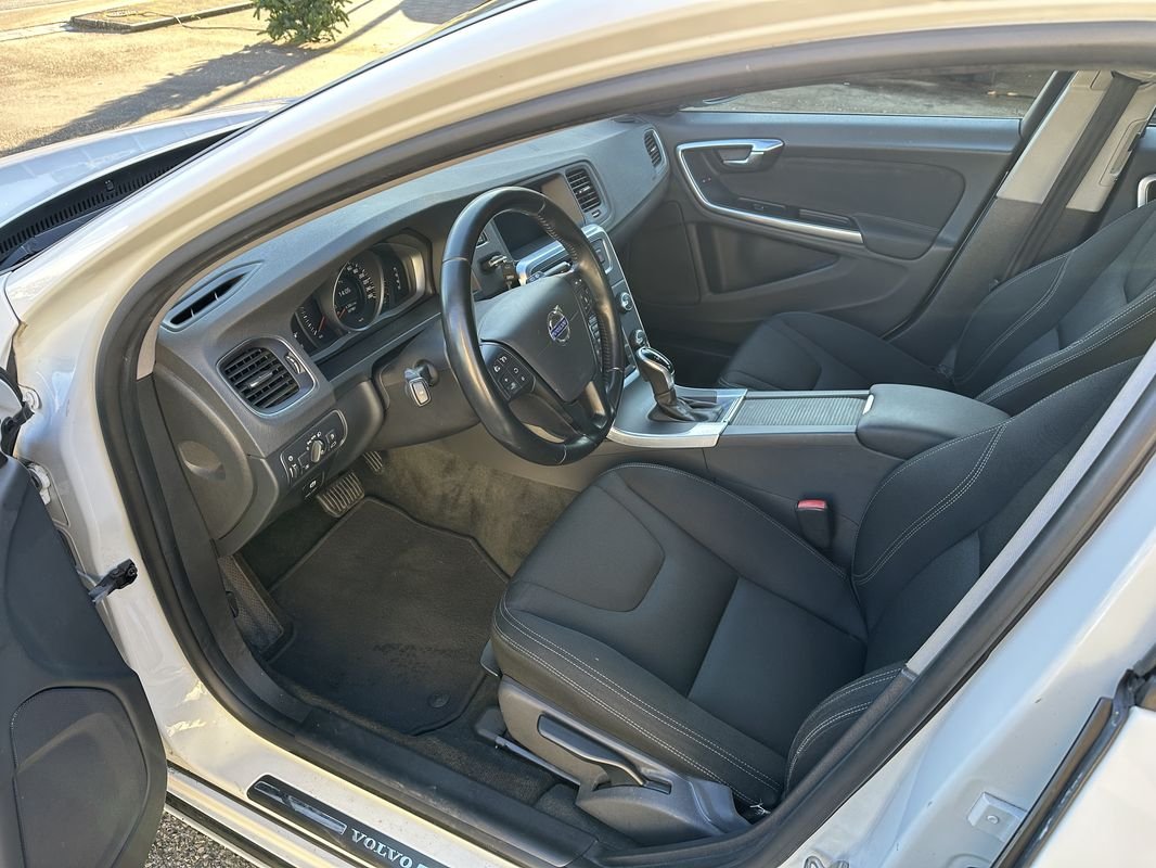 VOLVO V60 2.0 D4 Kinetic S/S, Diesel, Occasion / Utilisé, Automatique - 2