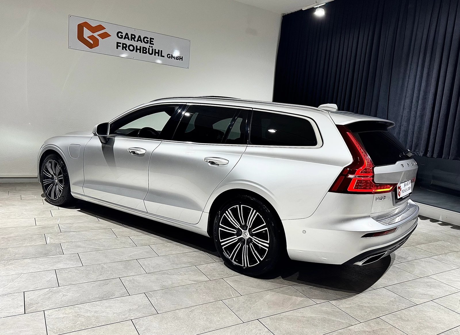 VOLVO V60 T8 eAWD Twin Engine R-Design Geartronic l CH l 1.H, Hybride Rechargeable Essence/Électricité, Occasion / Utilisé, Automatique - 7