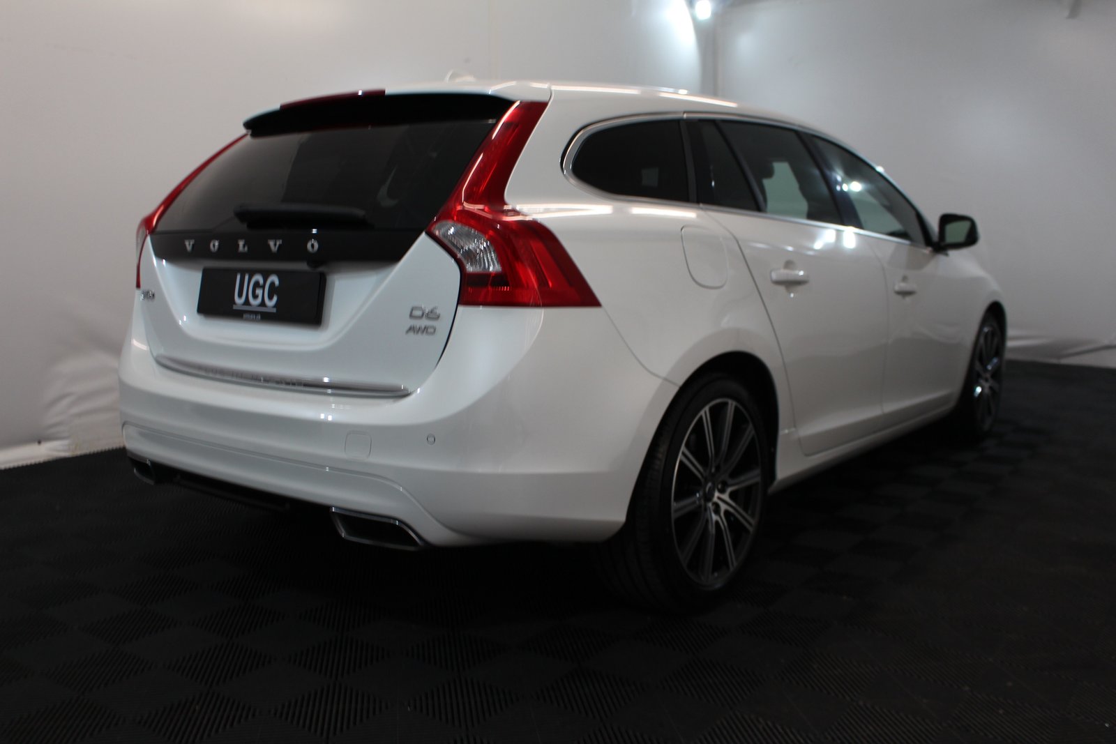 VOLVO V60 2.4 D6 Summum Pl.Hyb., Hybride Rechargeable Diesel/Électricité, Occasion / Utilisé, Automatique - 6