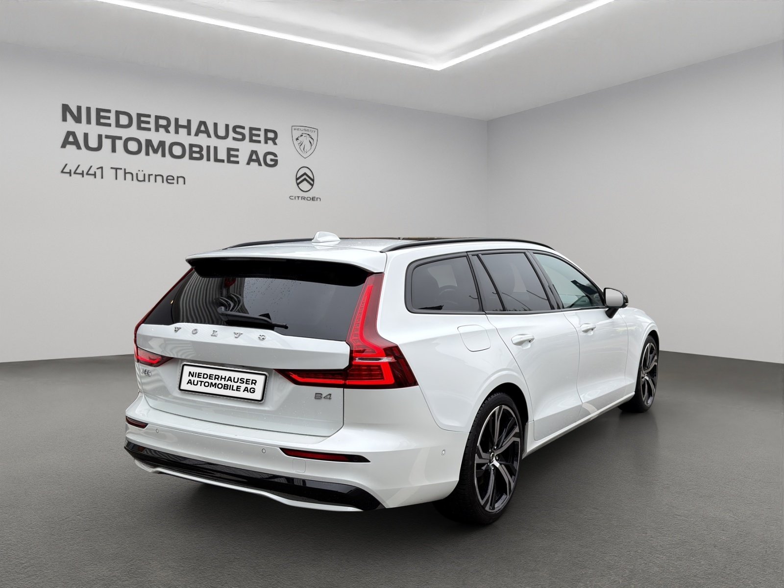 VOLVO V60 2.0 B4 Ultimate Dark, Hybride Integrale Benzina/Elettrica, Occasioni / Usate, Automatico - 3
