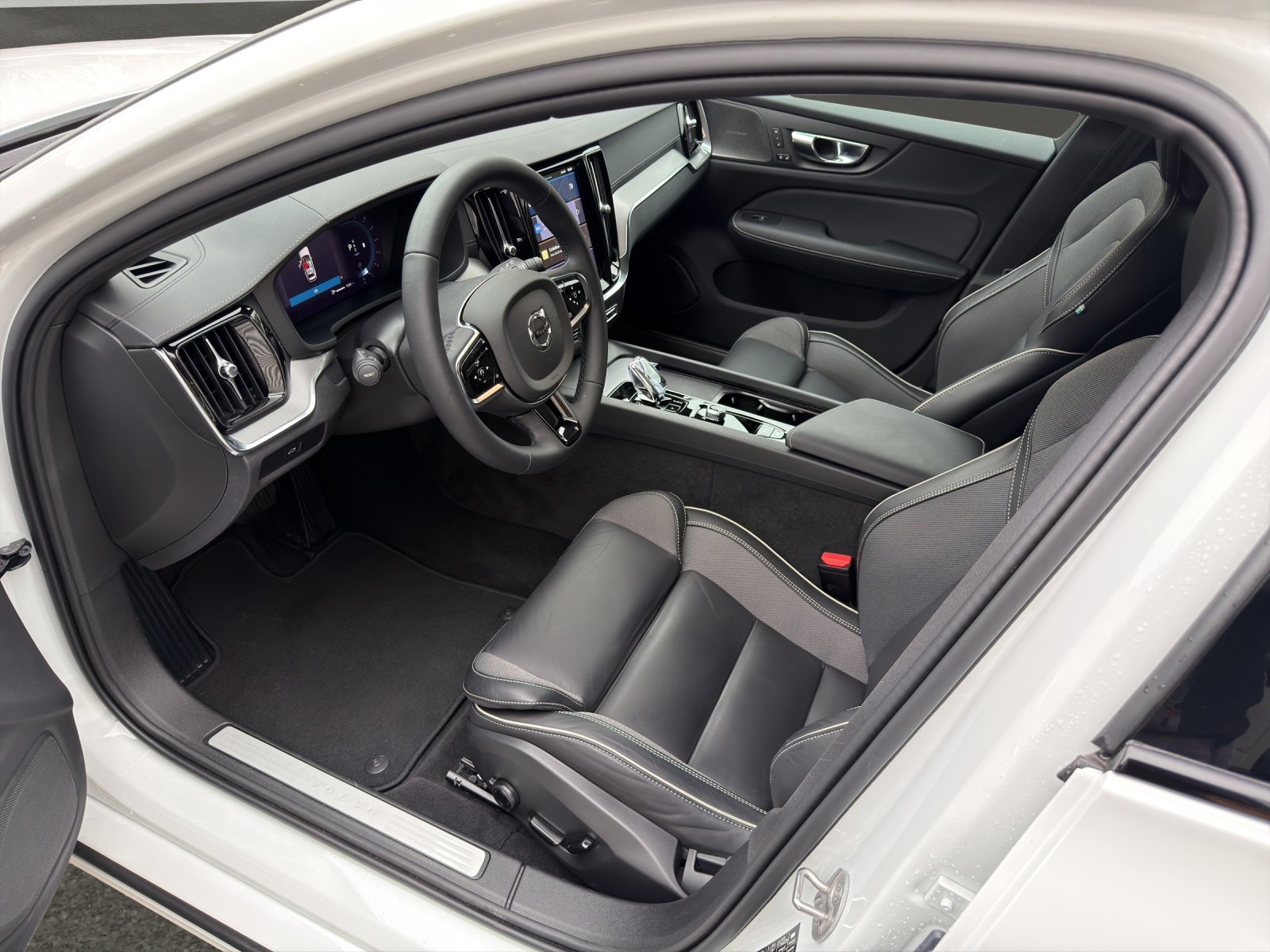VOLVO V60 2.0 B4 Ultimate Dark, Hybride Integrale Benzina/Elettrica, Occasioni / Usate, Automatico - 4