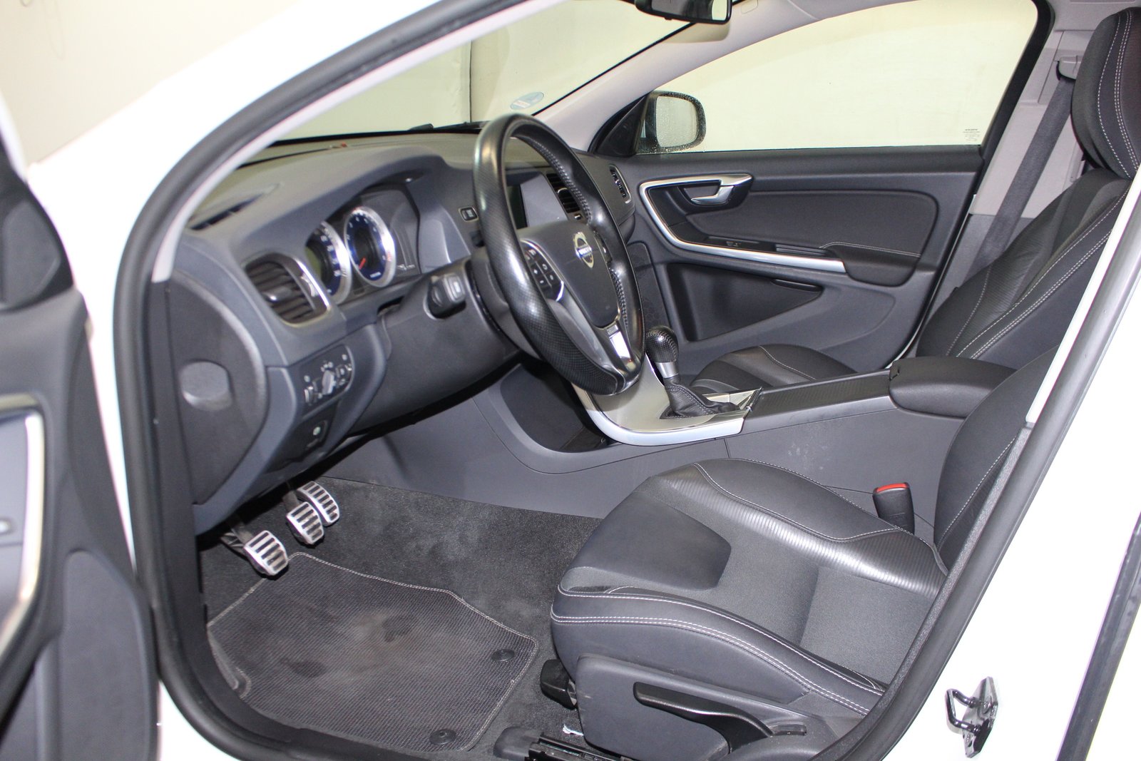 VOLVO V60 1.6 T4 Momentum, Essence, Occasion / Utilisé, Automatique - 7