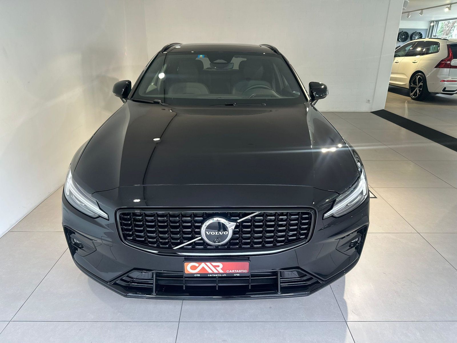 VOLVO V60 2.0 B4 Ultra Dark, Mild-Hybrid Petrol/Electric, Second hand / Used, Automatic - 2