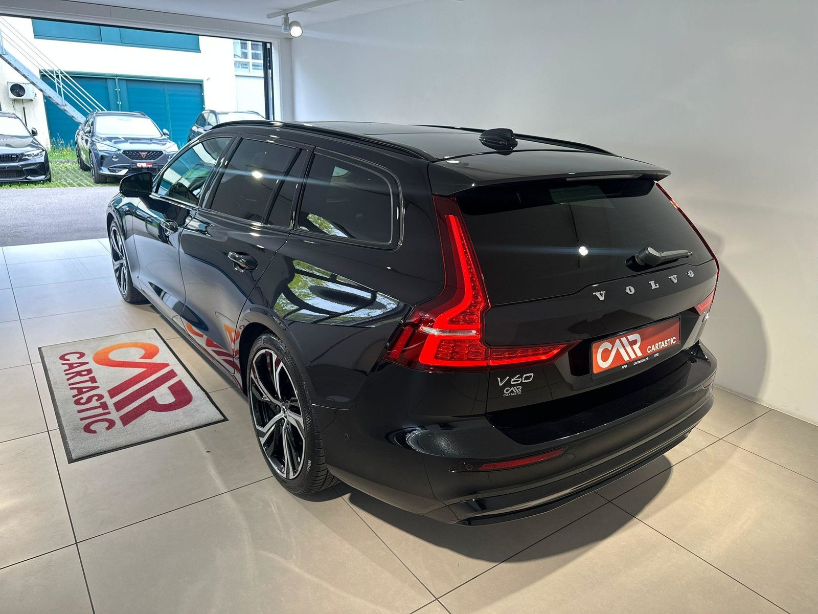 VOLVO V60 2.0 B4 Ultra Dark, Mild-Hybrid Petrol/Electric, Second hand / Used, Automatic - 3