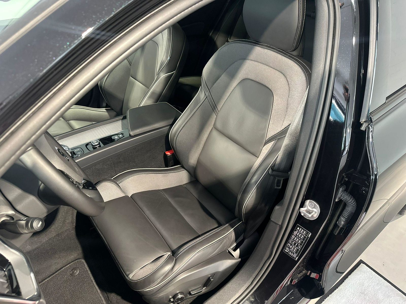 VOLVO V60 2.0 B4 Ultra Dark, Mild-Hybrid Petrol/Electric, Second hand / Used, Automatic - 5