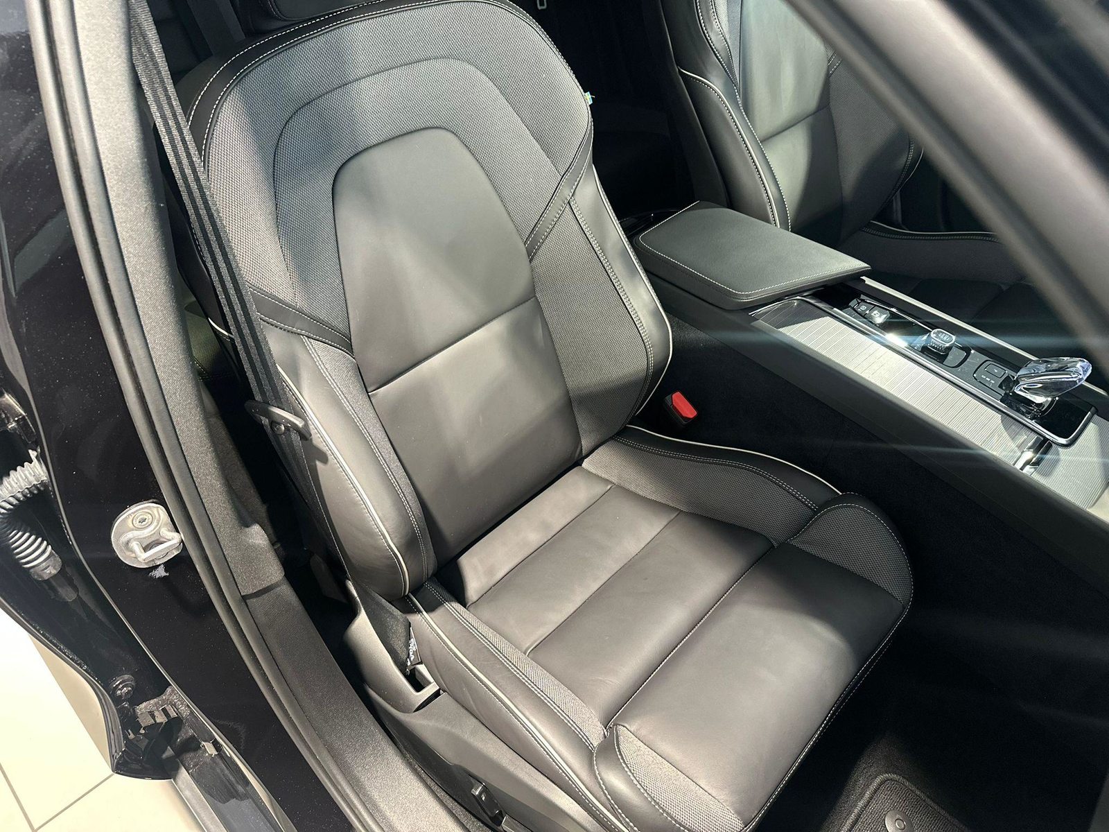 VOLVO V60 2.0 B4 Ultra Dark, Mild-Hybrid Petrol/Electric, Second hand / Used, Automatic - 6