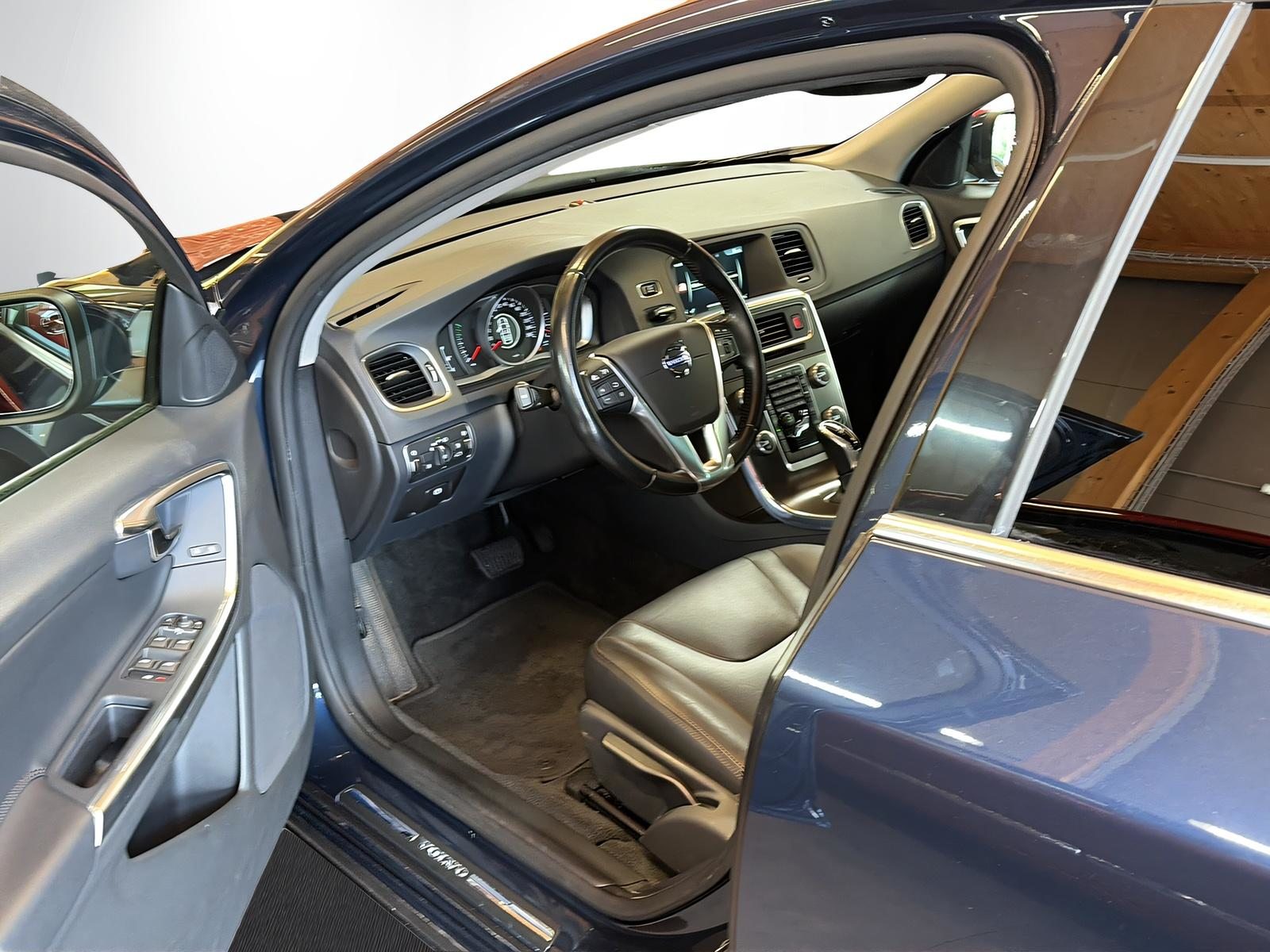 VOLVO V60 2.4 D5 Momentum AWD, Diesel, Occasion / Utilisé, Automatique - 7