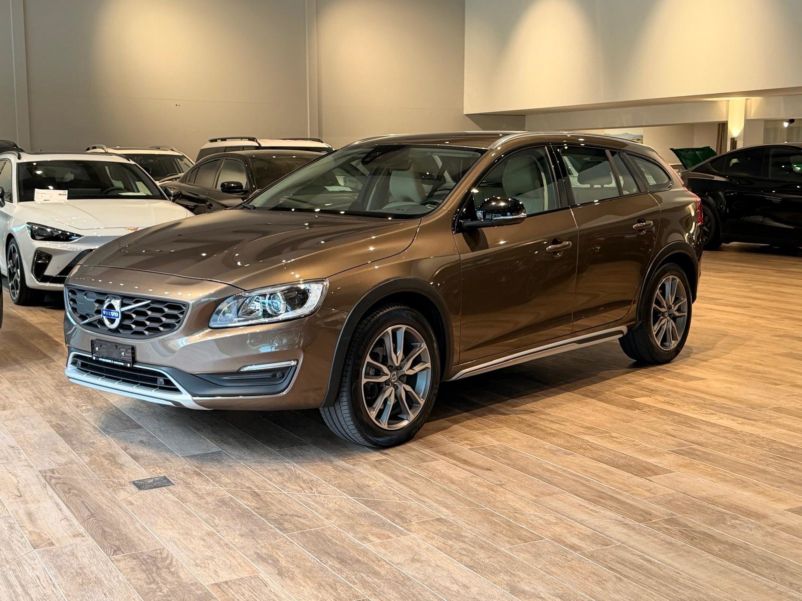 VOLVO V60 Cross Country D4 AWD Momentum Geartronic, Diesel, Occasioni / Usate, Automatico - 4