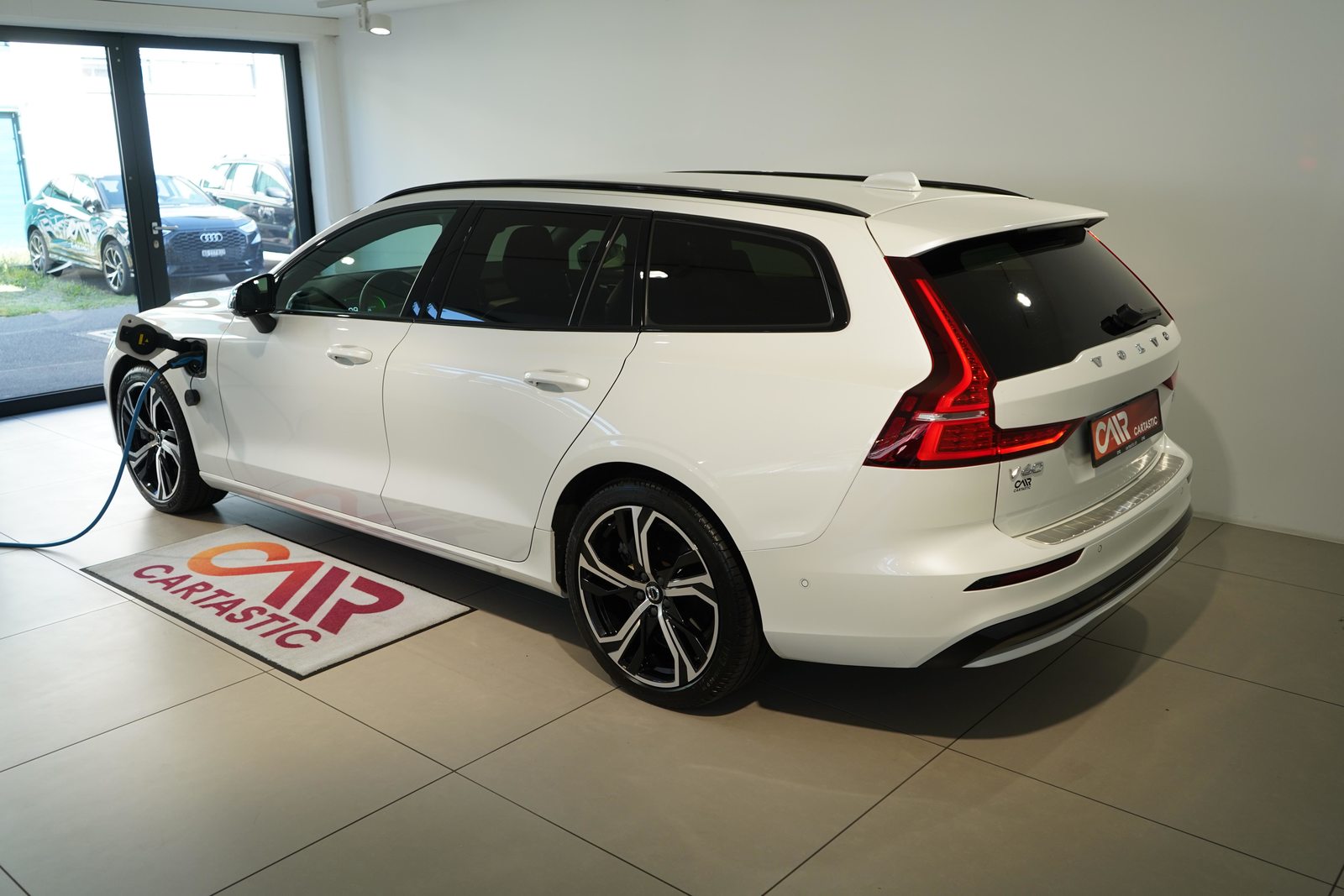 VOLVO V60 2.0 T6 TE Plus Dark for Business eAWD, Hybride Rechargeable Essence/Électricité, Occasion / Utilisé, Automatique - 3