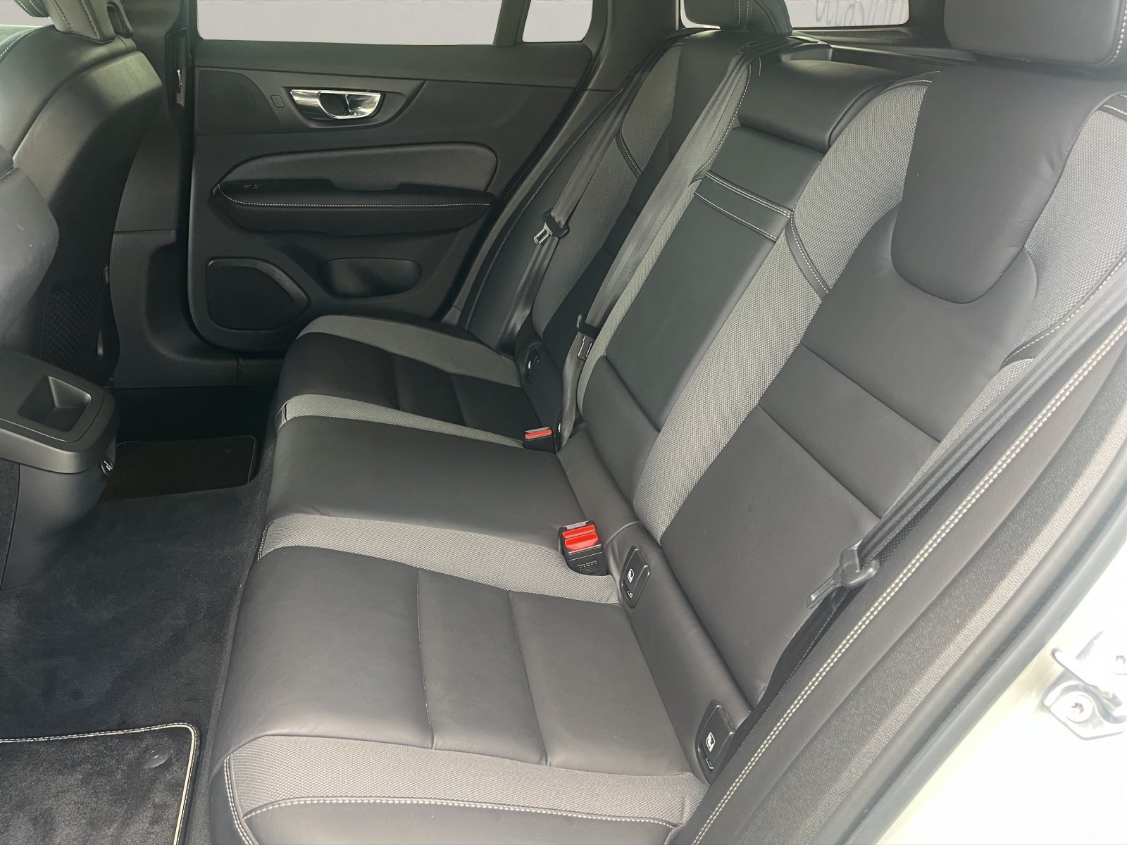 VOLVO V60 2.0 T5 R-Design, Benzin, Occasion / Gebraucht, Automatik - 2