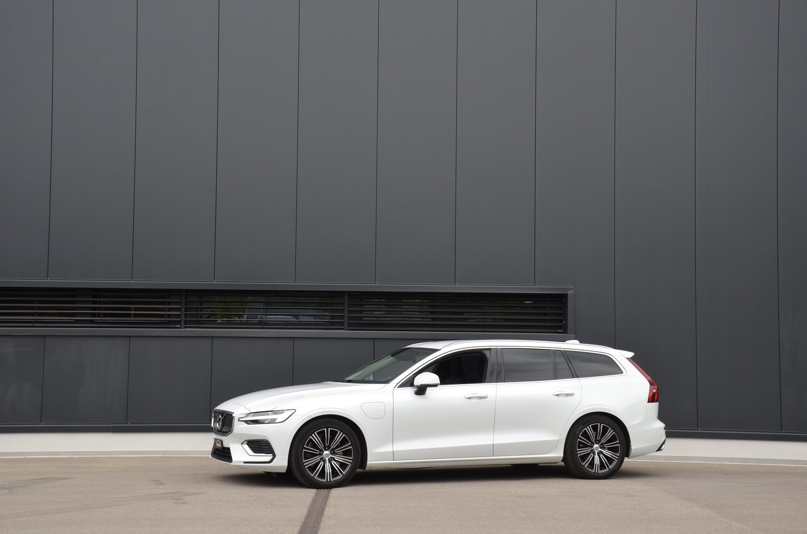 VOLVO V60 T6 eAWD Twin Engine Inscription Geartronic, Plug-in-Hybrid Benzin/Elektro, Occasion / Gebraucht, Automatik - 2