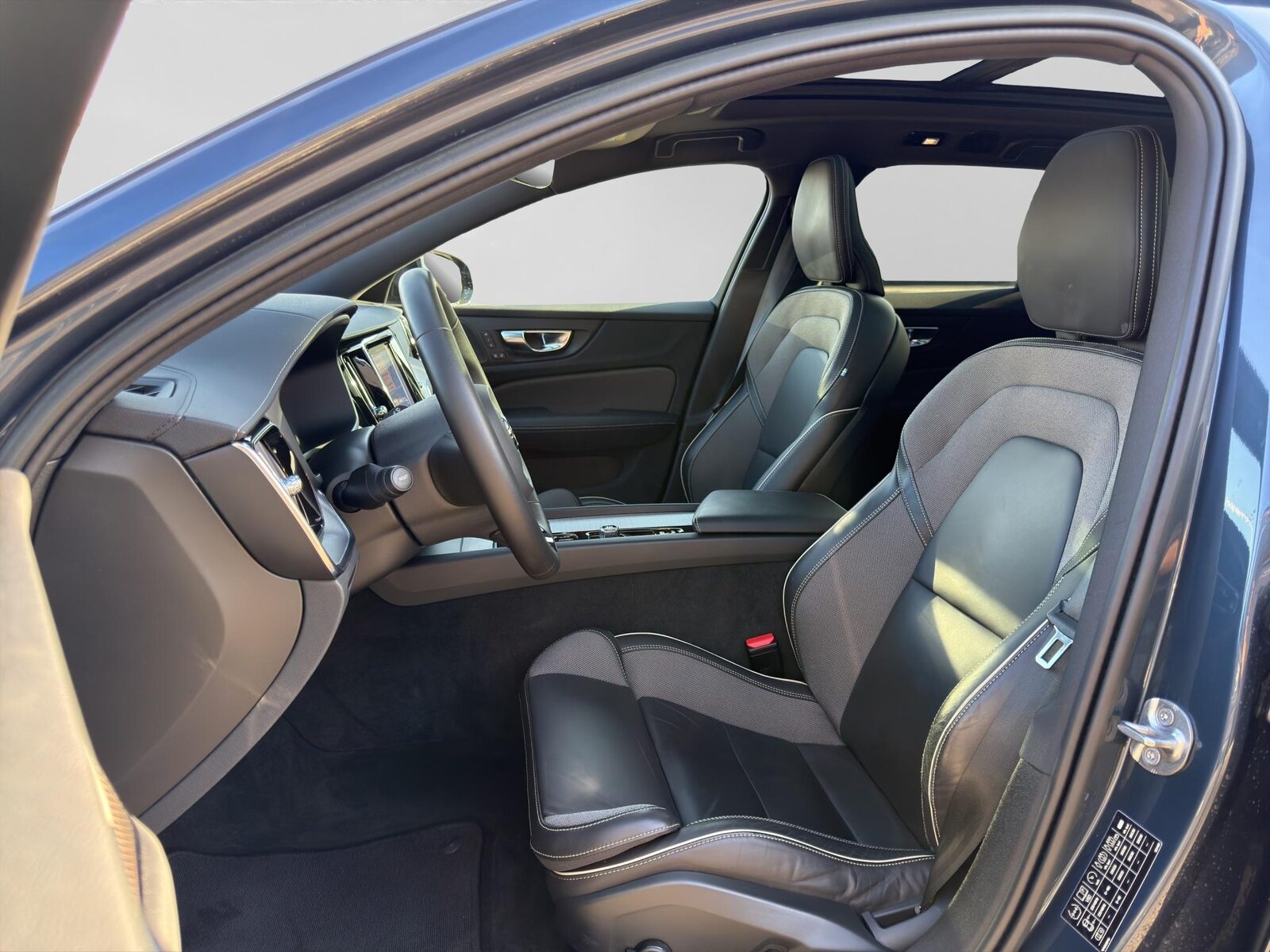 VOLVO V60 2.0 B5 Ultimate Dark AWD, Mild-Hybrid Petrol/Electric, Second hand / Used, Automatic - 2