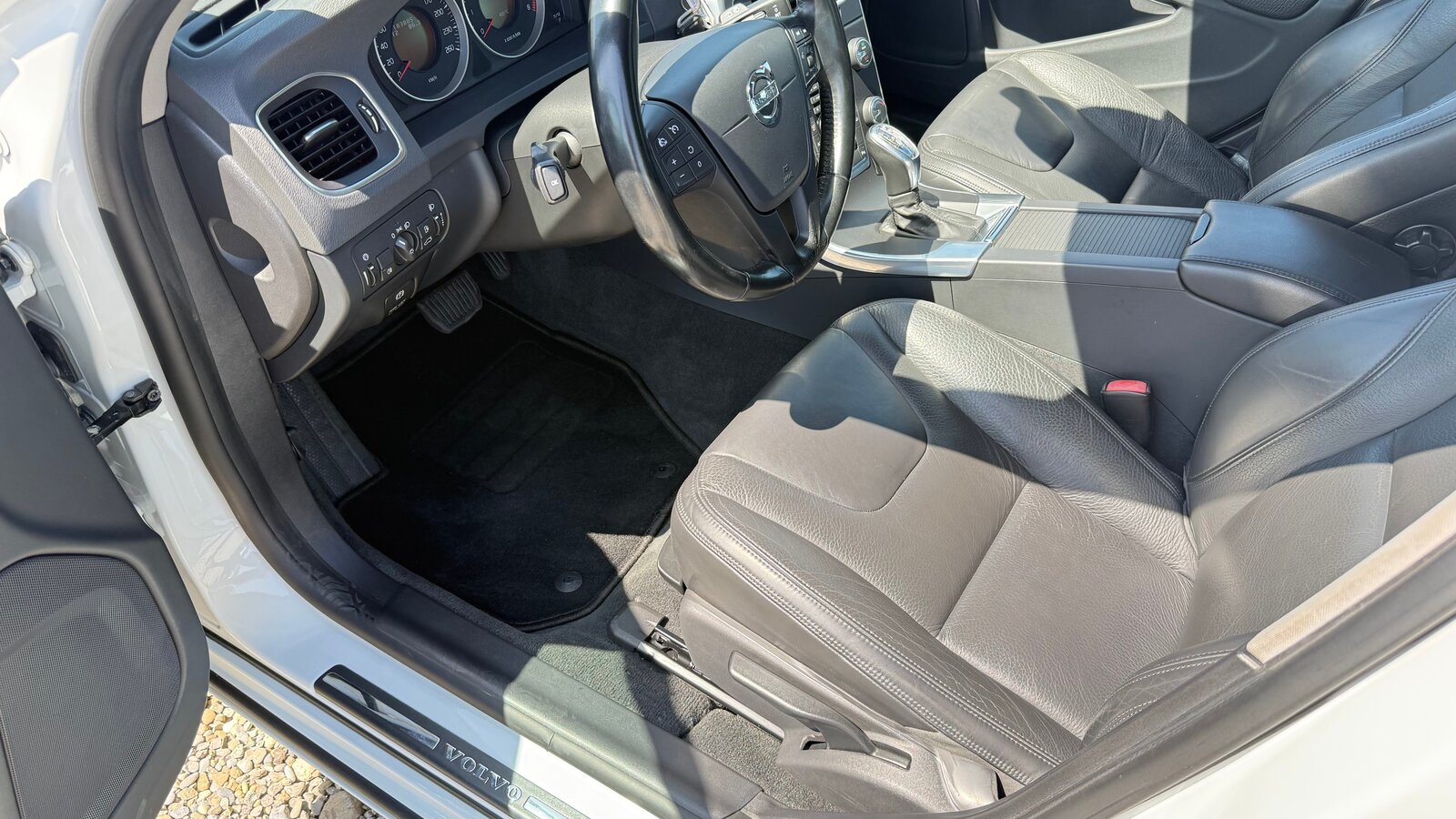VOLVO V60 T4 Kinetic Powershift, Benzin, Occasion / Gebraucht, Automatik - 2