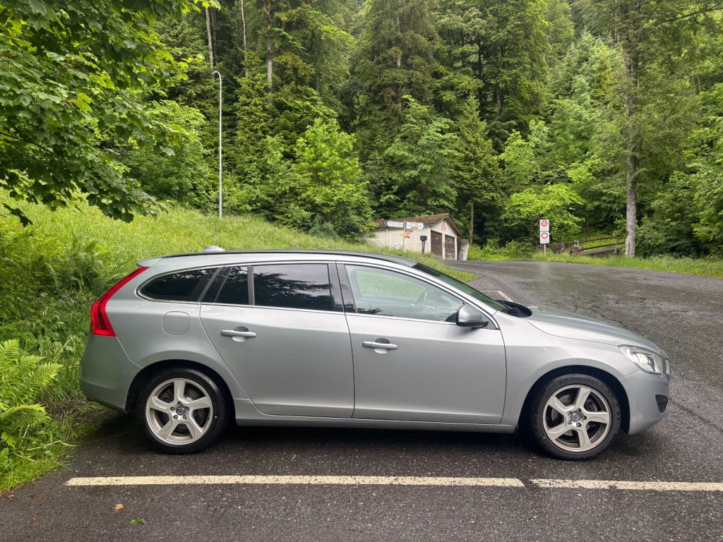 VOLVO V60 1.6 T4 Momentum flexiF, Benzin, Occasion / Gebraucht, Handschaltung - 4